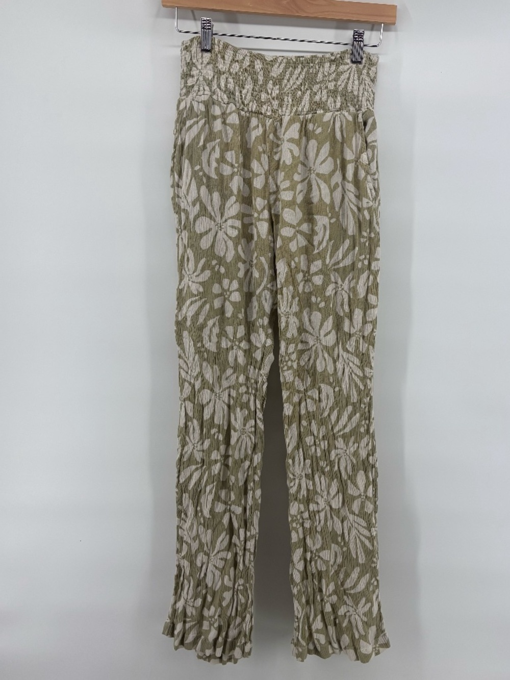 BILLABONG flowy floral smocked waist full length bottoms size large